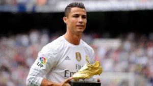 Ronaldo saat mendapat Golden Boot.