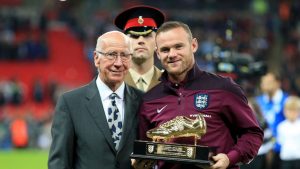 9 September 2016 - Momen bersejarah. Sir Bobby Charlton memberikan sepatu emas kepada Rooney.