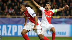 Djibril Sidibe dan Radamel Falcao merayakan gol bersama saat membawa AS Monaco lolos ke babak selanjutnya pada Liga Champions.