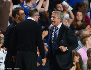 Jose Mourinho bersitegang dengan Paul Lambert di Stamford Bridge saat memimpin Chelsea melawan Aston Villa, Agustus 2013.