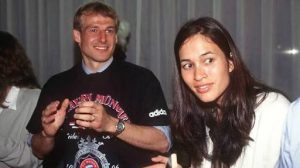 Klinsmann dan istri (Debbie Chen) mantan model yang berdarah Asia.